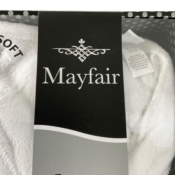 Mayfair Ladies 2-Piece Bathrobe Set with Plush Robe & Socks One Size New in Box - Picture 3 of 9